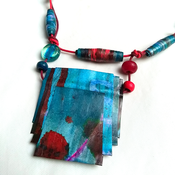papierkraal pendant rood blauw